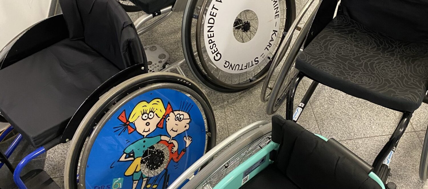 Zu sehen sind Sportrollstühle, die für Rolli-Basketball genutzt wurden. 