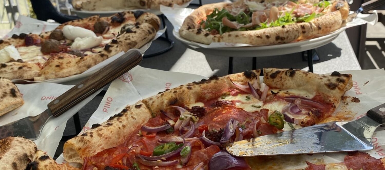 Zu sehen ist ein Piza-Buffet mit vielen sehr leckeren Pizzen, die es nach der Veranstaltung zu essen gab. 