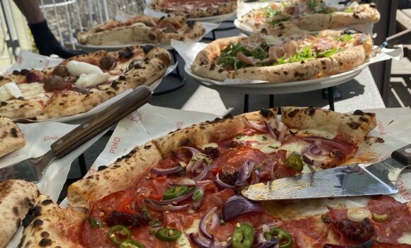 Zu sehen ist ein Piza-Buffet mit vielen sehr leckeren Pizzen, die es nach der Veranstaltung zu essen gab. 