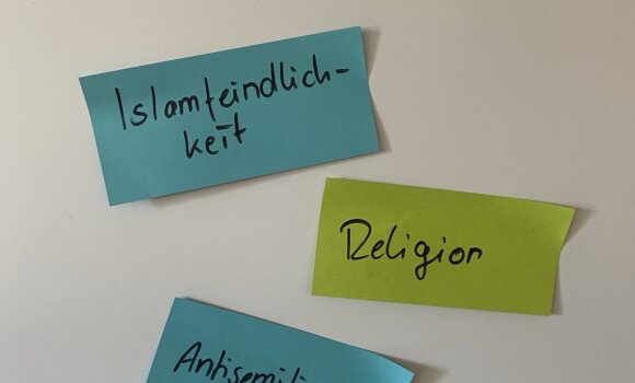 Zu sehen ist ein Whiteboard mit Moderationskarten. Hier der Überbegriff Islamfeindlichkeit unter dem alle Vorurteile bzgl. Religion und Antisemitismus fallen.