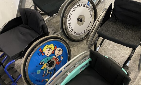 Zu sehen sind Sportrollstühle, die für Rolli-Basketball genutzt wurden. 