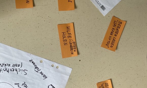 Zu sehen sind Moderationskarten. Auf den Moderationskarten stehen typische Merkmale, auf denen Vorurteile/Stigma bassiert sind. Zum Beispiel das Aussehen, Interessen oder einfach das "anders sein".