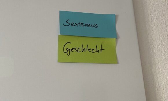 Zu sehen ist ein Whiteboard mit Moderationskarten. Hier der Überbegriff Sexismus unter dem alle Vorurteile bzgl. des Geschlechtes fallen.