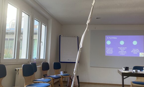 Zu sehen ist ein Turm, der aus verschiedenen Materialien zusammengebaut wurde. Hier hauptsächlich aus Papier und Tesafilm. 