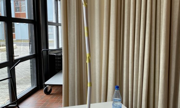 Zu sehen ist ein Turm, der aus verschiedenen Materialien zusammengebaut wurde. In diesem Fall hauptsächlich Papier undSpaghetti.