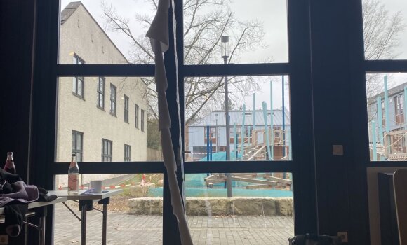 Zu sehen ist ein Turm, der aus verschiedenen Materialien zusammengebaut wurde. In diesem Fall hauptsächlich Papier.