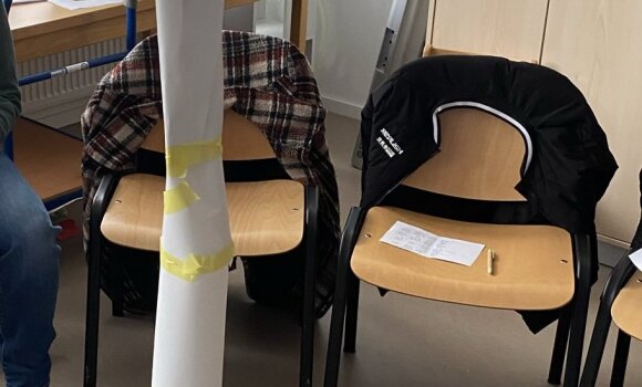 Zu sehen ist ein Turm, der aus verschiedenen Materialien zusammengebaut wurde. In diesem Fall hauptsächlich Papier undSpaghetti.