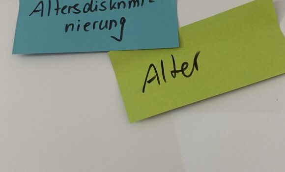 Zu sehen ist ein Whiteboard mit Moderationskarten. Hier der Überbegriff Altersdiskriminierung unter dem alle Vorurteile bzgl. dem Alter fallen.