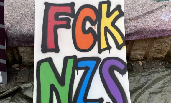 Graffitibild zwei mit dem Schriftzug "Fck NZS"