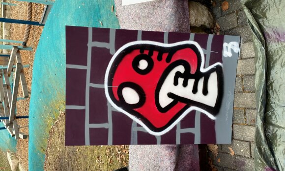 Zu sehen ist ein Graffitibild mit einem Fliegenpilz in der Mitte. 