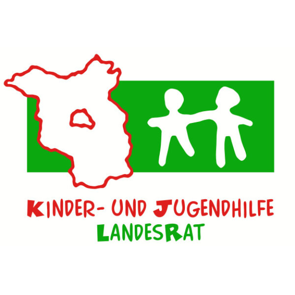 Logo des Kinder- und Jugendhilfe Landesrats Brandenburg. Zu sehen ist der Kartenumruss von Brandenburg auf grünem Grund, daneben zwei weiße Figuren, die sich an den Händen halten. Unter dem Logo steht der Name Kinder- und Jugendhilfe Landesrat.