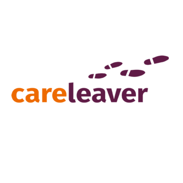 Zu sehen ist das Logo des Careleaver e.V. mit dem Schriftzug Carleaver und Fußspuren, die von dem Logo wegführen. 
