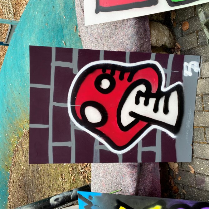 Zu sehen ist ein Graffitibild mit einem Fliegenpilz in der Mitte