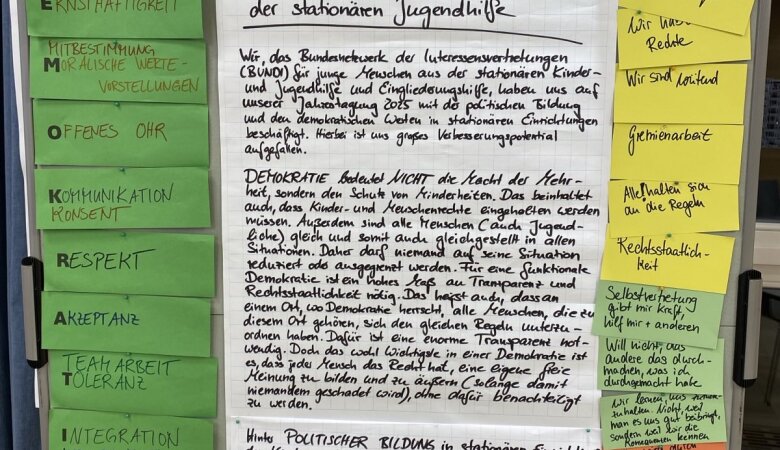 Zu sehen ist eine Stellwand mit einem ersten Aufschlag für ein Positionspapier des BUNDIs zum Thema politische Bildung und demokratische Werte in stationären Einrichtungen. 